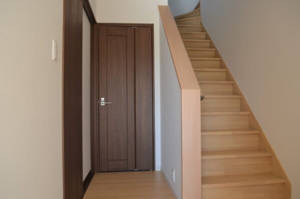 <b>階段ホール</b><br />
　上り下りしやすい様に、幅も勾配もゆったりと設計しました。<br />
　左側の扉はトイレの入り口(中折れドア)です。